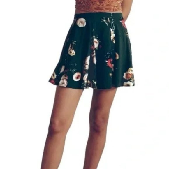 Urban Outfitters women’s size small green floral a-line button front mini skirt - Picture 2 of 8